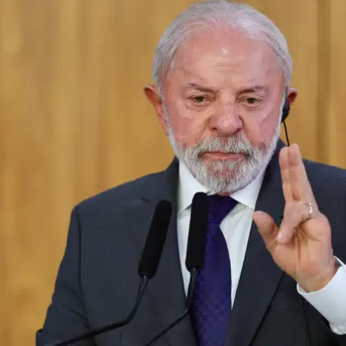Lula cita preocupação com conflito no Irã e fala em ampliar defesa