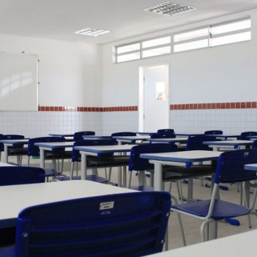 Professores fazem paralisação e pedem piso de servidores da educação