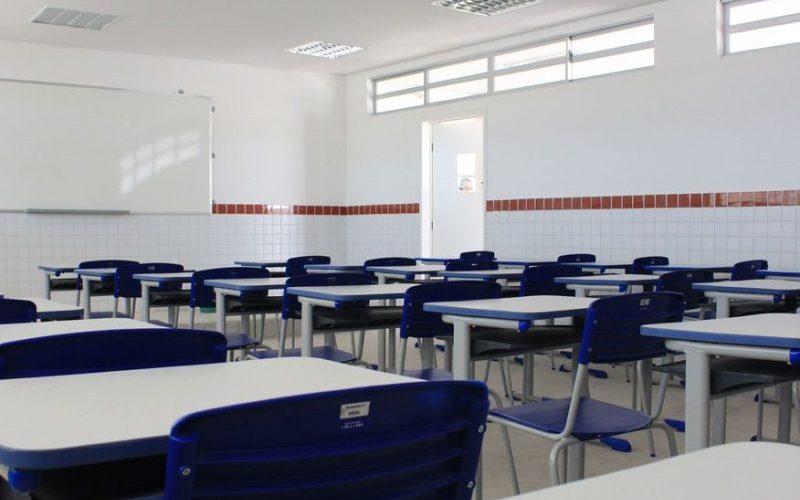 Professores fazem paralisação e pedem piso de servidores da educação