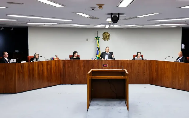 Dino e Moraes defendem rediscutir dispensa de diploma para jornalista