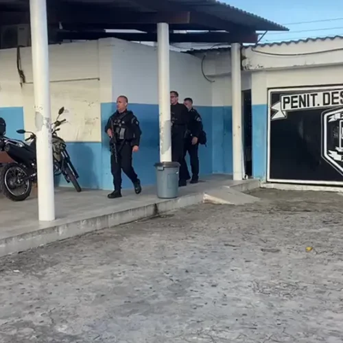 Dentista é presa suspeita de levar celular e drogas para detentos em penitenciária, na Paraíba