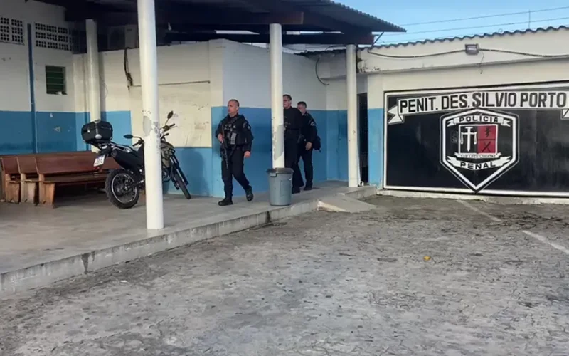 Dentista é presa suspeita de levar celular e drogas para detentos em penitenciária, na Paraíba