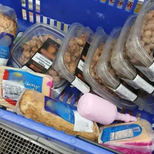 Supermercados são autuados após fiscalização identificar diversos alimentos vencidos, em Sumé