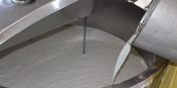 Após mais de 10 anos, tanque de resfriamento de leite de cabra volta a funcionar e fortalece a caprinocultura em Caraúbas