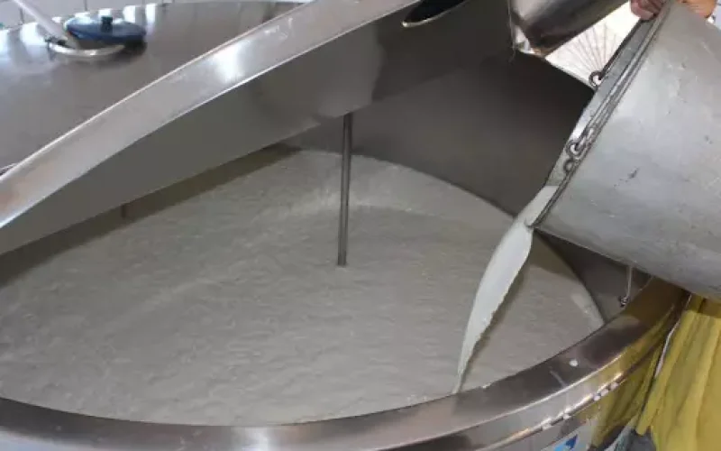 Após mais de 10 anos, tanque de resfriamento de leite de cabra volta a funcionar e fortalece a caprinocultura em Caraúbas