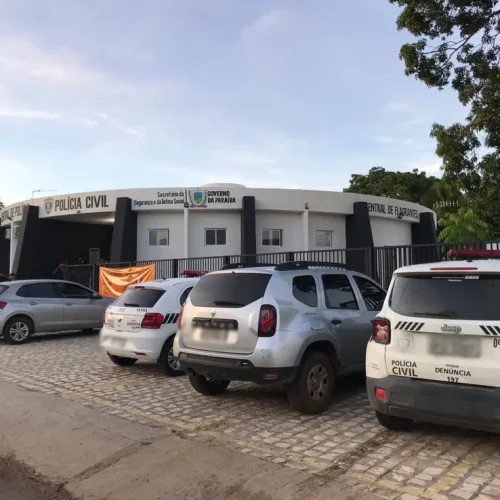 Homem é preso suspeito de agredir mulher e morder policial durante abordagem, no Sertão da Paraíba