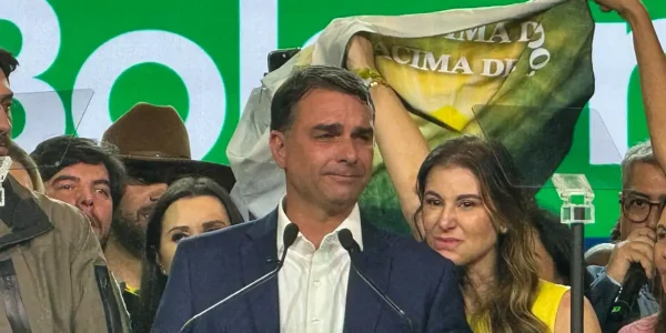 Flávio usou jatinho ligado a Vorcaro em viagem em 2025, diz revista